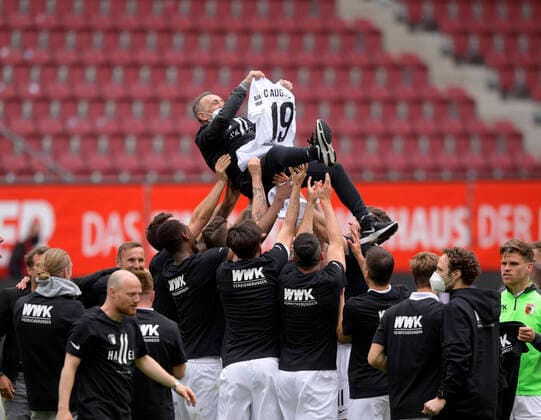 Bilder des Jahres 2021, Sport 05 Mai Sport Themen der Woche KW19 Sport Bilder des Tages 15.05.2021, Fussball 1. Bundesliga: FC Augsburg - Werder Bremen 15.05.2021, Fussball 1. Bundesliga 2020 2021, 33. Spieltag, FC Augsburg - SV Werder Bremen, in der WWK-Arena Augsburg. Der FCA feiert frenetisch den Klassenerhalt in der ersten Liga. Ein FCA-Betreuer wird in die Luft geworfen mit Felix Uduokhai (Augsburg) Trikot Foto: Bernd Feil M.i.S Pool Nur für journalistische Zwecke! Only for editorial use! Gemäß den Vorgaben der DFL Deutsche Fußball Liga ist es untersagt, in dem Stadion und oder vom Spiel angefertigte Fotoaufnahmen in Form von Sequenzbildern und oder videoähnlichen Fotostrecken zu verwerten bzw. verwerten zu lassen. DFL regulations prohibit any use of photographs as image sequences and or quasi-video. National and international NewsAgencies OUT. Augsburg WWK-Arena Bayern Deutschland *** 15 05 2021, Fussball 1 Bundesliga FC Augsburg Werder Bremen 15 05 2021, Fussball 1 Bundesliga 2020 2021, 33 Spieltag, FC Augsburg SV Werder Bremen, in der WWK Arena Augsburg Der FCA feiern frenetisch den Klassenerhalt in der ersten Liga Ein FCA Betreuer wird in die Luft geworfen mit Felix Uduokhai Augsburg Trikot Foto Bernd Feil M i S Pool Nur für journalistische Zwecke Only for editorial use In accordance with the DFL Deutsche Fußball Liga regulations, it is prohibited, DFL regulations prohibit any use of photographs as image sequences and or quasi video National and international NewsAgencies OUT Augsburg WWK Arena Bayern Germany Poolfoto ,EDITORIAL USE ONLY