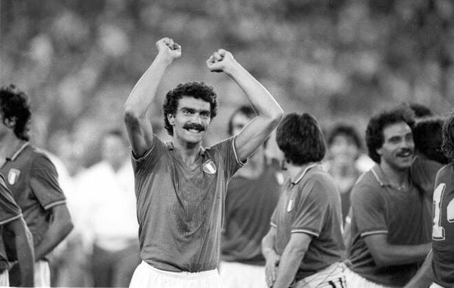 Archivbilder der Woche Sport KW19 Fußball-Weltmeisterschaft 1982 FINALE : Italien - Deutschland 3:1 in Madrid am 11.07.1982 Schlußjubel Italien , vorne Giuseppe Bergomi *** Football World Cup 1982 FINALE Italy Germany 3 1 in Madrid on 11 07 1982 final cheer Italy , in front Giuseppe Bergomi HM