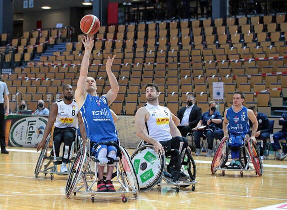 15.05.2021, xovx, Rollstuhlbasketball Bundesliga, Playoffs-Finale Deutsche Meisterschaft - Spiel 2, RSV Lahn-Dill - RSB Thuringia Bulls v.l. Brian Bell (RSV Lahn-Dill), Andre Bienek (RSB Thuringia Bulls), Simon Brown (RSV Lahn-Dill), Jens Albrecht (RSB Thuringia Bulls) Wetzlar Rittal-Arena Hessen Deutschland (DE)