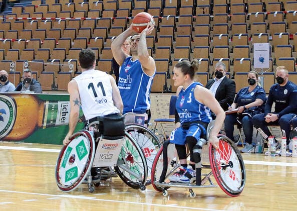 15.05.2021, xovx, Rollstuhlbasketball Bundesliga, Playoffs-Finale Deutsche Meisterschaft - Spiel 2, RSV Lahn-Dill - RSB Thuringia Bulls v.l. Steve Serio (RSV Lahn-Dill), Vahid Gholamazad (RSB Thuringia Bulls), Jitske Visser (RSB Thuringia Bulls) Wetzlar Rittal-Arena Hessen Deutschland (DE)