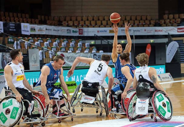 15.05.2021, xovx, Rollstuhlbasketball Bundesliga, Playoffs-Finale Deutsche Meisterschaft - Spiel 2, RSV Lahn-Dill - RSB Thuringia Bulls v.l. Steve Serio (RSV Lahn-Dill), Andre Bienek (RSB Thuringia Bulls), Simon Brown (RSV Lahn-Dill), Aliaksandr Halouski (RSB Thuringia Bulls), Jitske Visser (RSB Thuringia Bulls), Christopher Huber (RSV Lahn-Dill) Wetzlar Rittal-Arena Hessen Deutschland (DE)