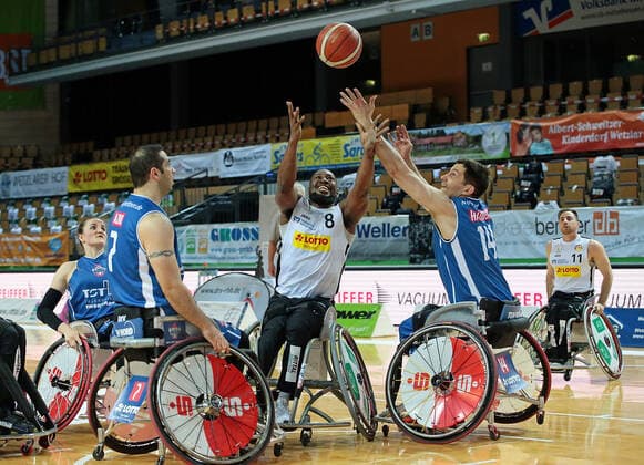 15.05.2021, xovx, Rollstuhlbasketball Bundesliga, Playoffs-Finale Deutsche Meisterschaft - Spiel 2, RSV Lahn-Dill - RSB Thuringia Bulls v.l. Jitske Visser (RSB Thuringia Bulls), Vahid Gholamazad (RSB Thuringia Bulls), Brian Bell (RSV Lahn-Dill), Aliaksandr Halouski (RSB Thuringia Bulls), Steve Serio (RSV Lahn-Dill) Wetzlar Rittal-Arena Hessen Deutschland (DE)
