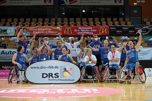 15.05.2021, xovx, Rollstuhlbasketball Bundesliga, Playoffs-Finale Deutsche Meisterschaft - Spiel 2, RSV Lahn-Dill - RSB Thuringia Bulls Die Mannschaft des RSB Thuringia Bulls bejubelt nach dem 52:45 Sieg in Wetzlar den Deutschen Meister Titel. Wetzlar Rittal-Arena Hessen Deutschland (DE)
