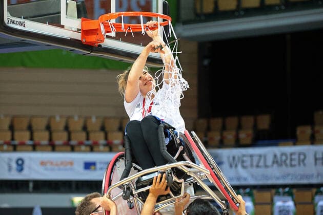 15.05.2021, xovx, Rollstuhlbasketball Bundesliga, Playoffs-Finale Deutsche Meisterschaft - Spiel 2, RSV Lahn-Dill - RSB Thuringia Bulls Nach dem Sieg der Deutschen Meisterschaft schneidet Marie Kier (RSB Thuringia Bulls) das Netz vom Korb. Wetzlar Rittal-Arena Hessen Deutschland (DE)