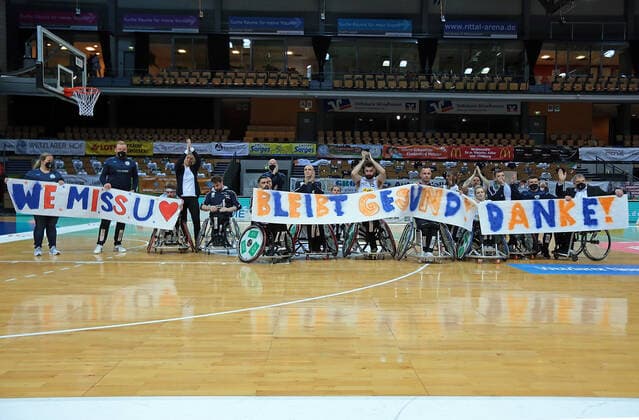15.05.2021, xovx, Rollstuhlbasketball Bundesliga, Playoffs-Finale Deutsche Meisterschaft - Spiel 2, RSV Lahn-Dill - RSB Thuringia Bulls Die Mannschaft des RSV Lahn-Dill bedankt sich nach der 45:52 Finalniederlage um die Deutsche Meisterschaft gegen den RSB Thuringa Bulls bei ihren Anhängern. Wetzlar Rittal-Arena Hessen Deutschland (DE)