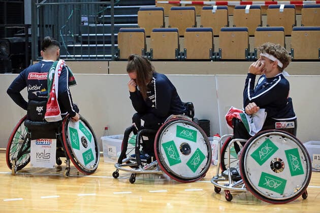15.05.2021, xovx, Rollstuhlbasketball Bundesliga, Playoffs-Finale Deutsche Meisterschaft - Spiel 2, RSV Lahn-Dill - RSB Thuringia Bulls Die Spieler des RSV Lahn-Dill sind enttäuscht nach der 45:52 Niederlage gegen den RSB Thuringia Bulls. v.l. Peyman Mizan (RSV Lahn-Dill), Annabel Breuer (RSV Lahn-Dill), Christopher Huber (RSV Lahn-Dill) Wetzlar Rittal-Arena Hessen Deutschland (DE)