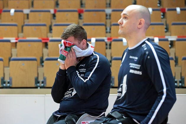 15.05.2021, xovx, Rollstuhlbasketball Bundesliga, Playoffs-Finale Deutsche Meisterschaft - Spiel 2, RSV Lahn-Dill - RSB Thuringia Bulls Die Spieler des RSV Lahn-Dill sind enttäuscht nach der 45:52 Niederlage gegen den RSB Thuringia Bulls. v.l. Dominik Mosler (RSV Lahn-Dill), Ian Sagar (RSV Lahn-Dill) Wetzlar Rittal-Arena Hessen Deutschland (DE)