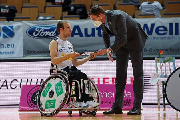 15.05.2021, xovx, Rollstuhlbasketball Bundesliga, Playoffs-Finale Deutsche Meisterschaft - Spiel 2, RSV Lahn-Dill - RSB Thuringia Bulls Thomas Böhme (RSV Lahn-Dill) nimmt die Ehrung für den 2. Platz entgegen. Wetzlar Rittal-Arena Hessen Deutschland (DE)