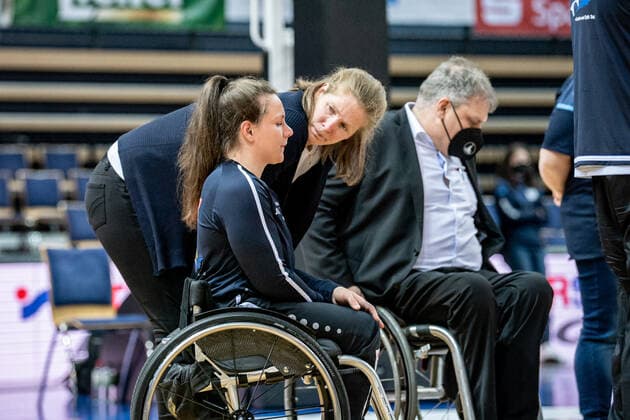 RBBL1 Playoffs 2021; Spiel 2 RSV Lahn-Dill - RSB Thuringia Bulls; 15.05.2021 Janet Zeltinger (Trainerin RSV Lahn-Dill), Annabel Breuer (RSV Lahn-Dill, 12) RBBL1 Playoffs 2021; Spiel 2 RSV Lahn-Dill - RSB Thuringia Bulls; 15.05.2021; Rittal Arena, Wetzlar (Hessen) Copyright: xBEAUTIFULxSPORTS Roeczeyx