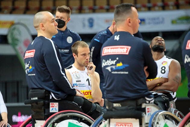 15.05.2021, xovx, Rollstuhlbasketball Bundesliga, Playoffs-Finale Deutsche Meisterschaft - Spiel 2, RSV Lahn-Dill - RSB Thuringia Bulls Enttäuschte Spieler des RSV Lahn-Dill nach der 52:45 Niederlage gegen den RSB Thuringa Bulls, v.l. Ian Sagar (RSV Lahn-Dill), Thomas Böhme (RSV Lahn-Dill), Mark Beissert (RSV Lahn-Dill), Brian Bell (RSV Lahn-Dill) Wetzlar Rittal-Arena Hessen Deutschland (DE)
