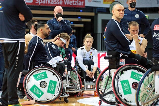 15.05.2021, xovx, Rollstuhlbasketball Bundesliga, Playoffs-Finale Deutsche Meisterschaft - Spiel 2, RSV Lahn-Dill - RSB Thuringia Bulls Enttäuschte Spieler des RSV Lahn-Dill nach der 52:45 Niederlage gegen den RSB Thuringa Bulls. v.l. Steve Serio (RSV Lahn-Dill), Peyman Mizan (RSV Lahn-Dill), Christopher Huber (RSV Lahn-Dill), Catharina Weiß (RSV Lahn-Dill) Wetzlar Rittal-Arena Hessen Deutschland (DE)