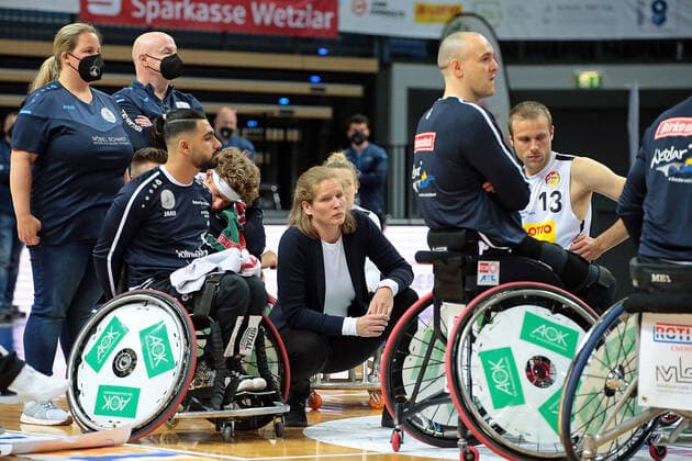 15.05.2021, xovx, Rollstuhlbasketball Bundesliga, Playoffs-Finale Deutsche Meisterschaft - Spiel 2, RSV Lahn-Dill - RSB Thuringia Bulls Enttäuschte Spieler des RSV Lahn-Dill und Head-Coach Janet Zeltinger (RSV Lahn-Dill) nach der 52:45 Niederlage gegen den RSB Thuringa Bulls. Wetzlar Rittal-Arena Hessen Deutschland (DE)