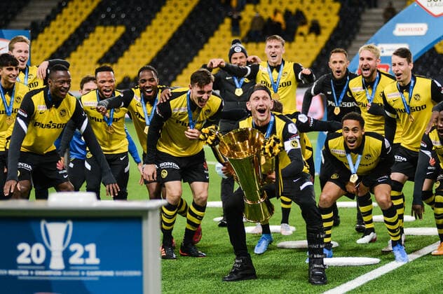 Bilder des Jahres 2021, Sport 05 Mai Sport Themen der Woche KW19 Sport Bilder des Tages 15.05.2021, Bern, Wankdorf, Fussball Super League: BSC Young Boys - FC Luzern, 28 Fabian Lustenberger (Young Boys) mit Pokal. Marvin Spielmann, Cedric Zesiger, Mohamed Ali Camara, Ulisses Garcia, Jordan Lefort, Sandro Lauper, Meschack Elia, Nico Maier, Michel Aebischer, Esteban Petignat (Young Boys) Bern Wankdorf Bern Schweiz *** 15 05 2021, Bern, Wankdorf, Football Super League BSC Young Boys FC Luzern, 28 Fabian Lustenberger Young Boys with trophy Marvin Spielmann, Cedric Zesiger, Mohamed Ali Camara, Ulisses Garcia, Jordan Lefort, Sandro Lauper, Meschack Elia, Nico Maier, Michel Aebischer, Esteban Petignat Young Boys Bern Wankdorf Bern Switzerland  Copyright: xJustPictures.ch LuigixRizzox