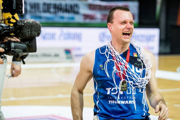 RBBL1 Playoffs 2021; Spiel 2 RSV Lahn-Dill - RSB Thuringia Bulls; 15.05.2021 Andre Bienek (RSB Thuringia Bulls, 10) lachend nachdem er mitten im Interview von seinen Mitspielern geduscht wurde RBBL1 Playoffs 2021; Spiel 2 RSV Lahn-Dill - RSB Thuringia Bulls; 15.05.2021; Rittal Arena, Wetzlar (Hessen) Copyright: xBEAUTIFULxSPORTS Wunderlx