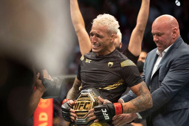 Bilder des Jahres 2021, Sport 05 Mai Sport Themen der Woche KW19 May 16, 2021, Houston, Texas, USA: HOUSTON - May 15, 2021: for SPORTS. UFC No. 3 Lightweight Charles Oliveira (Brazil) celebrates his victory over UFC No. 4 Lightweight Michael Chandler of the United States (blue gloves) in a Second Round TKO (referee stoppage) for the UFC Lighweight World Title at the Toyota Center during UFC 262: Olivera vs. Chandler. Houston USA - ZUMAb177 20210516_zap_b177_001 Copyright: xTaidghxBarronx