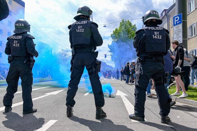 Bilder des Jahres 2021, Sport 05 Mai Sport Themen der Woche KW19 Sport Bilder des Tages großes Polizeiaufgebot beim Empfang der Mannschaft am Stadion. Viele Fans stehen Spalier, Rauchbomben, Bengalo, Bengalos, Feuerwerk, flare Fans, Publikum, Zuschauer, Stimmung, Atmosphäre, Stadion, 16.05.2021, München (Deutschland), Fussball, 3. Liga, TSV 1860 München - FC Bayern München II, DFB DFL REGULATIONS PROHIBIT ANY USE OF PHOTOGRAPHS AS IMAGE SEQUENCES AND OR QUASI-VIDEO. *** large police contingent at the reception of the team at the stadium many fans stand in line, smoke bombs, Bengalo, Bengalos, fireworks, flare fans, audience, spectators, mood, atmosphere, stadium, 16 05 2021, Munich Germany , Football, 3 Liga, TSV 1860 Munich FC Bayern Munich II, DFB DFL REGULATIONS PROHIBIT ANY USE OF PHOTOGRAPHS AS IMAGE SEQUENCES AND OR QUASI VIDEO xslx