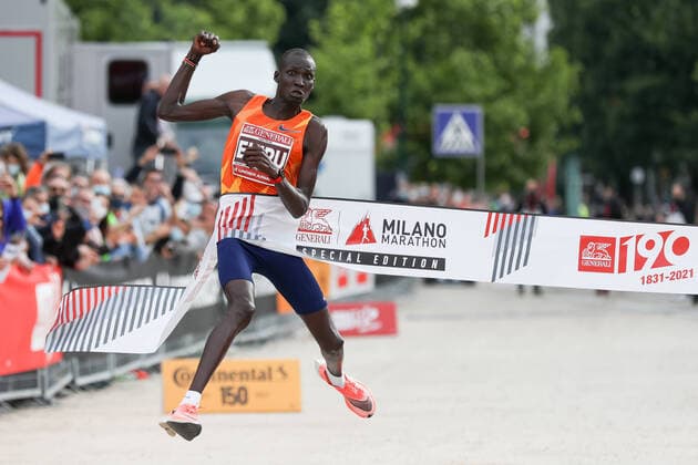 Bilder des Jahres 2021, Sport 05 Mai Sport Themen der Woche KW19 Sport Bilder des Tages Photo Emmanuele Ciancaglini LaPresse May 16, 2021 Milan, Italy running Generali Milano Marathon 2021 in the pic: Titus Eriku crosses the finish line and wins the 2021 Milan Marathon  Copyright: xEmmanuelexCiancaglini LaPressex