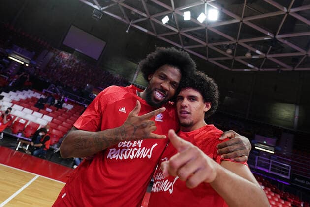 Basketball München 16.05.2021 Saison 2020 2021 MagentaSport BBL Pokal TOP FOUR: FINALE: FC Bayern München - ALBA Berlin Basketball München 16.05.2021 Saison 2020 2021 MagentaSport BBL Pokal TOP FOUR: FINALE: FC Bayern München - ALBA Berlin München gewinnt den MagentaSport BBL Pokal Jubel München Sasha Grant (München, No.44) Jalen Reynolds (München, No.08) nur redaktionelle Verwendung - kommerzielle Verwendung Nutzung nur nach Absprache mit dem Fotografen. München Deutschland