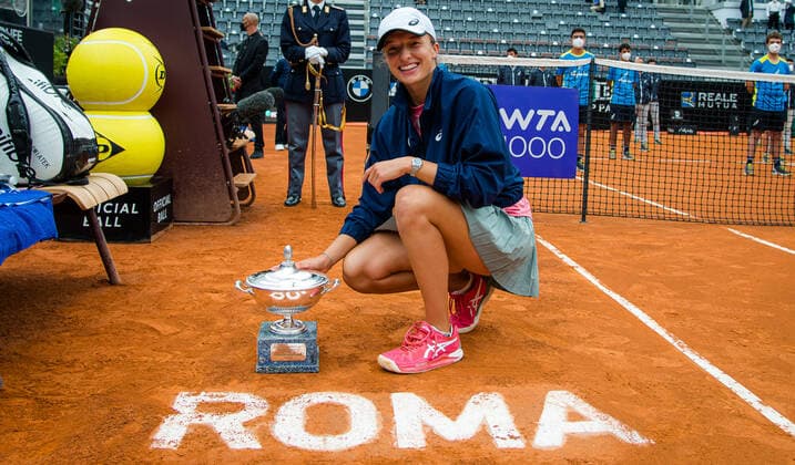 May 16, 2021, ROMA, ITALY: Iga Swiatek of Poland with the champions trophy after the final of the 2021 Internazionali BNL d Italia WTA, Tennis Damen 1000 tournament against Karolina Pliskova of the Czech Republic ROMA ITALY - ZUMAa181 20210516_zaa_a181_023 Copyright: xRobxPrangex