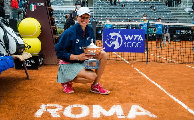 May 16, 2021, ROMA, ITALY: Iga Swiatek of Poland with the champions trophy after the final of the 2021 Internazionali BNL d Italia WTA, Tennis Damen 1000 tournament against Karolina Pliskova of the Czech Republic ROMA ITALY - ZUMAa181 20210516_zaa_a181_026 Copyright: xRobxPrangex