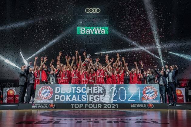 Basketball München 16.05.2021 Saison 2020 2021 MagentaSport BBL Pokal TOP FOUR: FINALE: FC Bayern München - ALBA Berlin Basketball München 16.05.2021 Saison 2020 2021 MagentaSport BBL Pokal TOP FOUR: FINALE: FC Bayern München - ALBA Berlin Bayern München gewinnt den MagentaSport BBL Pokal 2021 Siegerehrung Team Bayern Jubel nur redaktionelle Verwendung - kommerzielle Verwendung Nutzung nur nach Absprache mit dem Fotografen. München Deutschland
