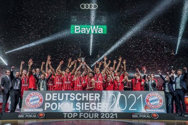 Basketball München 16.05.2021 Saison 2020 2021 MagentaSport BBL Pokal TOP FOUR: FINALE: FC Bayern München - ALBA Berlin Basketball München 16.05.2021 Saison 2020 2021 MagentaSport BBL Pokal TOP FOUR: FINALE: FC Bayern München - ALBA Berlin Bayern München gewinnt den MagentaSport BBL Pokal 2021 Siegerehrung Team Bayern Jubel nur redaktionelle Verwendung - kommerzielle Verwendung Nutzung nur nach Absprache mit dem Fotografen. München Deutschland