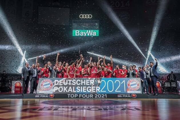 Basketball München 16.05.2021 Saison 2020 2021 MagentaSport BBL Pokal TOP FOUR: FINALE: FC Bayern München - ALBA Berlin Basketball München 16.05.2021 Saison 2020 2021 MagentaSport BBL Pokal TOP FOUR: FINALE: FC Bayern München - ALBA Berlin Bayern München gewinnt den MagentaSport BBL Pokal 2021 Siegerehrung Team Bayern Jubel nur redaktionelle Verwendung - kommerzielle Verwendung Nutzung nur nach Absprache mit dem Fotografen. München Deutschland