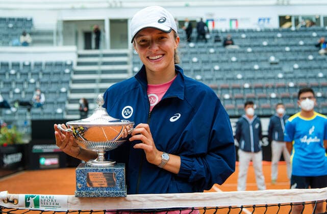 May 16, 2021, ROMA, ITALY: Iga Swiatek of Poland with the champions trophy after the final of the 2021 Internazionali BNL d Italia WTA, Tennis Damen 1000 tournament against Karolina Pliskova of the Czech Republic ROMA ITALY - ZUMAa181 20210516_zaa_a181_029 Copyright: xRobxPrangex