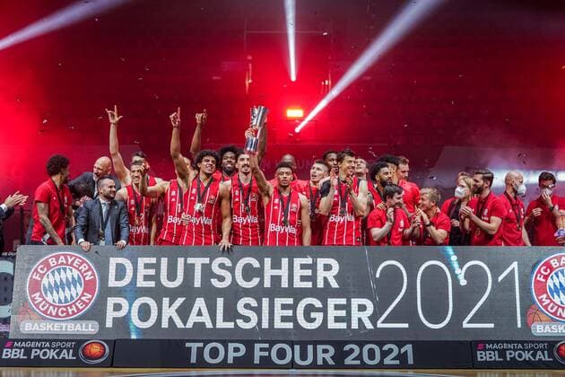 Basketball München 16.05.2021 Saison 2020 2021 MagentaSport BBL Pokal TOP FOUR: FINALE: FC Bayern München - ALBA Berlin Basketball München 16.05.2021 Saison 2020 2021 MagentaSport BBL Pokal TOP FOUR: FINALE: FC Bayern München - ALBA Berlin Bayern München gewinnt den MagentaSport BBL Pokal 2021 Siegerehrung Team Bayern Jubel nur redaktionelle Verwendung - kommerzielle Verwendung Nutzung nur nach Absprache mit dem Fotografen. München Deutschland