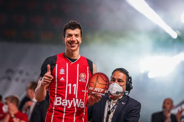 Basketball München 16.05.2021 Saison 2020 2021 MagentaSport BBL Pokal TOP FOUR: FINALE: FC Bayern München - ALBA Berlin Basketball München 16.05.2021 Saison 2020 2021 MagentaSport BBL Pokal TOP FOUR: FINALE: FC Bayern München - ALBA Berlin München gewinnt den MagentaSport BBL Pokal Jubel München MVP Vladimir Lucic (München, No.11) nur redaktionelle Verwendung - kommerzielle Verwendung Nutzung nur nach Absprache mit dem Fotografen. München Deutschland