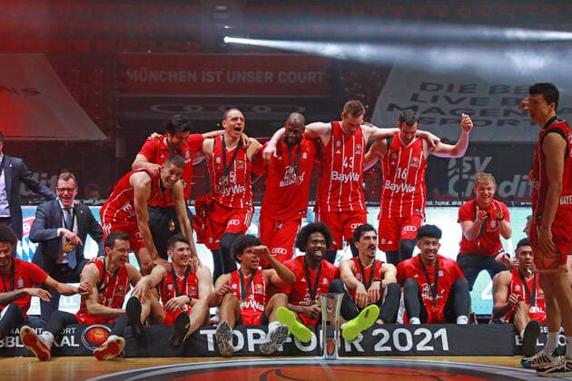 FC Bayern Basketball ist Deutscher Pokalsieger 2021. Hier Jubel mit dem Pokal, Mannschaftsjubel, Siegerehrung, Pokalübergabe Basketball, TOP FOUR um den deutschen Pokal, BBL, Finale, FC Bayern Basketball - Alba Berlin im Audi Dome am 16.05.2021 FOTO: Mladen Lackovic LakoPress