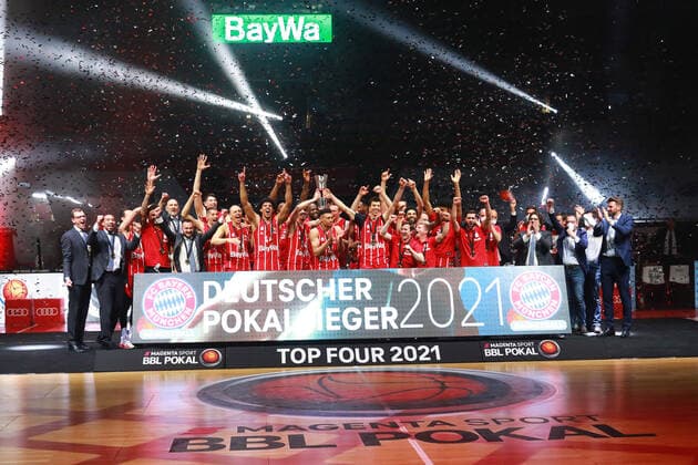 FC Bayern Basketball ist Deutscher Pokalsieger 2021. Hier Jubel mit dem Pokal, Mannschaftsjubel, Siegerehrung, Pokalübergabe Basketball, TOP FOUR um den deutschen Pokal, BBL, Finale, FC Bayern Basketball - Alba Berlin im Audi Dome am 16.05.2021 FOTO: Mladen Lackovic LakoPress