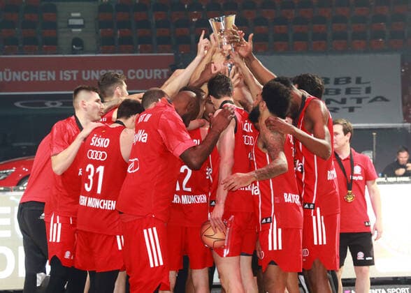 FC Bayern Basketball ist Deutscher Pokalsieger 2021. Hier Jubel mit dem Pokal, Mannschaftsjubel, Siegerehrung, Pokalübergabe Basketball, TOP FOUR um den deutschen Pokal, BBL, Finale, FC Bayern Basketball - Alba Berlin im Audi Dome am 16.05.2021 FOTO: Mladen Lackovic LakoPress