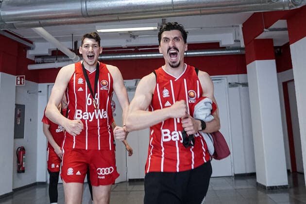 Basketball München 16.05.2021 Saison 2020 2021 MagentaSport BBL Pokal TOP FOUR: FINALE: FC Bayern München - ALBA Berlin Basketball München 16.05.2021 Saison 2020 2021 MagentaSport BBL Pokal TOP FOUR: FINALE: FC Bayern München - ALBA Berlin Bayern München gewinnt den MagentaSport BBL Pokal 2021 Siegerehrung Team Bayern Jubel Nihad Djedovic (München, No.14) Dedovic re. nur redaktionelle Verwendung - kommerzielle Verwendung Nutzung nur nach Absprache mit dem Fotografen. München Deutschland