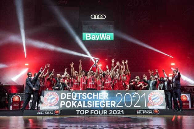 Basketball München 16.05.2021 Saison 2020 2021 MagentaSport BBL Pokal TOP FOUR: FINALE: FC Bayern München - ALBA Berlin Basketball München 16.05.2021 Saison 2020 2021 MagentaSport BBL Pokal TOP FOUR: FINALE: FC Bayern München - ALBA Berlin Bayern München gewinnt den MagentaSport BBL Pokal 2021 Siegerehrung Team Bayern Jubel nur redaktionelle Verwendung - kommerzielle Verwendung Nutzung nur nach Absprache mit dem Fotografen. München Deutschland