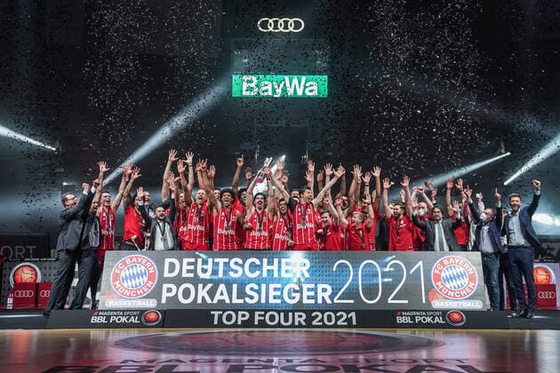 Basketball München 16.05.2021 Saison 2020 2021 MagentaSport BBL Pokal TOP FOUR: FINALE: FC Bayern München - ALBA Berlin Basketball München 16.05.2021 Saison 2020 2021 MagentaSport BBL Pokal TOP FOUR: FINALE: FC Bayern München - ALBA Berlin Bayern München gewinnt den MagentaSport BBL Pokal 2021 Siegerehrung Team Bayern Jubel nur redaktionelle Verwendung - kommerzielle Verwendung Nutzung nur nach Absprache mit dem Fotografen. München Deutschland