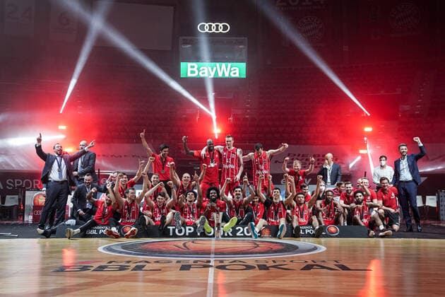 Basketball München 16.05.2021 Saison 2020 2021 MagentaSport BBL Pokal TOP FOUR: FINALE: FC Bayern München - ALBA Berlin Basketball München 16.05.2021 Saison 2020 2021 MagentaSport BBL Pokal TOP FOUR: FINALE: FC Bayern München - ALBA Berlin Bayern München gewinnt den MagentaSport BBL Pokal 2021 Siegerehrung Team Bayern Jubel nur redaktionelle Verwendung - kommerzielle Verwendung Nutzung nur nach Absprache mit dem Fotografen. München Deutschland