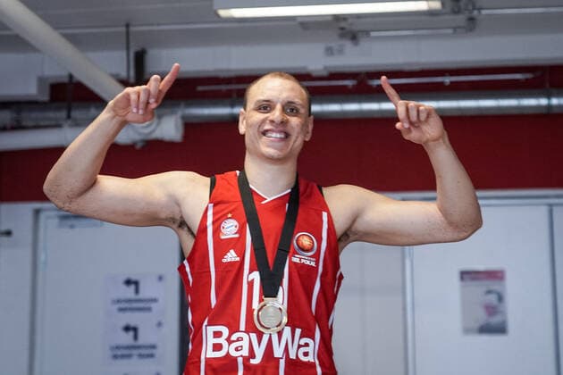 Basketball München 16.05.2021 Saison 2020 2021 MagentaSport BBL Pokal TOP FOUR: FINALE: FC Bayern München - ALBA Berlin Basketball München 16.05.2021 Saison 2020 2021 MagentaSport BBL Pokal TOP FOUR: FINALE: FC Bayern München - ALBA Berlin Bayern München gewinnt den MagentaSport BBL Pokal 2021 Siegerehrung Team Bayern Jubel Robin Amaize (München, No.15) nur redaktionelle Verwendung - kommerzielle Verwendung Nutzung nur nach Absprache mit dem Fotografen. München Deutschland