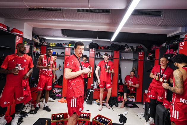 Basketball München 16.05.2021 Saison 2020 2021 MagentaSport BBL Pokal TOP FOUR: FINALE: FC Bayern München - ALBA Berlin Basketball München 16.05.2021 Saison 2020 2021 MagentaSport BBL Pokal TOP FOUR: FINALE: FC Bayern München - ALBA Berlin Bayern München gewinnt den MagentaSport BBL Pokal 2021 Siegerehrung Team Bayern Jubel Vladimir Lucic (München, No.11) nur redaktionelle Verwendung - kommerzielle Verwendung Nutzung nur nach Absprache mit dem Fotografen. München Deutschland