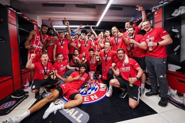 Basketball München 16.05.2021 Saison 2020 2021 MagentaSport BBL Pokal TOP FOUR: FINALE: FC Bayern München - ALBA Berlin Basketball München 16.05.2021 Saison 2020 2021 MagentaSport BBL Pokal TOP FOUR: FINALE: FC Bayern München - ALBA Berlin Bayern München gewinnt den MagentaSport BBL Pokal 2021 Siegerehrung Team Bayern Jubel Kabine nur redaktionelle Verwendung - kommerzielle Verwendung Nutzung nur nach Absprache mit dem Fotografen. München Deutschland