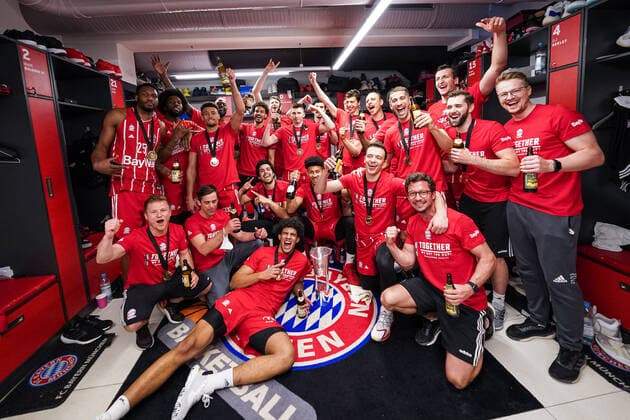 Basketball München 16.05.2021 Saison 2020 2021 MagentaSport BBL Pokal TOP FOUR: FINALE: FC Bayern München - ALBA Berlin Basketball München 16.05.2021 Saison 2020 2021 MagentaSport BBL Pokal TOP FOUR: FINALE: FC Bayern München - ALBA Berlin Bayern München gewinnt den MagentaSport BBL Pokal 2021 Siegerehrung Team Bayern Jubel Kabine nur redaktionelle Verwendung - kommerzielle Verwendung Nutzung nur nach Absprache mit dem Fotografen. München Deutschland