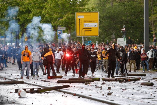 Bilder des Jahres 2021, Sport 05 Mai Sport Themen der Woche KW19 Sport Bilder des Tages 16.05.2021, xtgx, Fussball 3. Liga, SG Dynamo Dresden feiert den Aufstieg in die 2. Bundesliga emspor, v.l. Fans randalieren auf der Lennestrasse (DFL DFB REGULATIONS PROHIBIT ANY USE OF PHOTOGRAPHS as IMAGE SEQUENCES and or QUASI-VIDEO) Dresden *** 16 05 2021, xtgx, football 3 league, SG Dynamo Dresden celebrates promotion to 2 Bundesliga emspor, v l fans riot on Lennestrasse DFL DFB REGULATES PROHIBIT ANY USE OF PHOTOGRAPHS as IMAGE SEQUENCES and or QUASI VIDEO Dresden