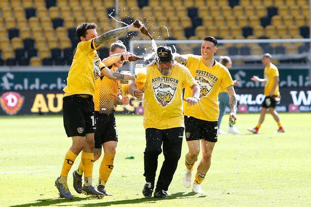 Bilder des Jahres 2021, Sport 05 Mai Sport Themen der Woche KW19 Sport Bilder des Tages 16.05.2021, xtgx, Fussball 3. Liga, SG Dynamo Dresden feiert den Aufstieg in die 2. Bundesliga emspor, v.l. Philipp Hosiner (Dresden, 14), Marvin Stefaniak (Dresden, 13) und Panagiotis Vlachodimos (Dresden, 7) uebergiessen Heiko Scholz (Dresden, Co Trainer) mit Bier, Bierdusche (DFL DFB REGULATIONS PROHIBIT ANY USE OF PHOTOGRAPHS as IMAGE SEQUENCES and or QUASI-VIDEO) Dresden *** 16 05 2021, xtgx, Football 3 Liga, SG Dynamo Dresden celebrates promotion to 2 Bundesliga emspor, v l Philipp Hosiner Dresden, 14 , Marvin Stefaniak Dresden, 13 and Panagiotis Vlachodimos Dresden, 7 shower Heiko Scholz Dresden, Co Trainer with beer, beer shower DFL DFB REGULATES PROHIBIT ANY USE OF PHOTOGRAPHS as IMAGE SEQUENCES and or QUASI VIDEO Dresden