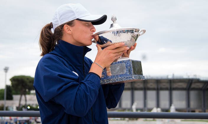 May 16, 2021, ROMA, ITALY: Iga Swiatek of Poland poses with her champions trophy after winning the final of the 2021 Internazionali BNL d Italia WTA, Tennis Damen 1000 tournament ROMA ITALY - ZUMAa181 20210516_zaa_a181_565 Copyright: xRobxPrangex