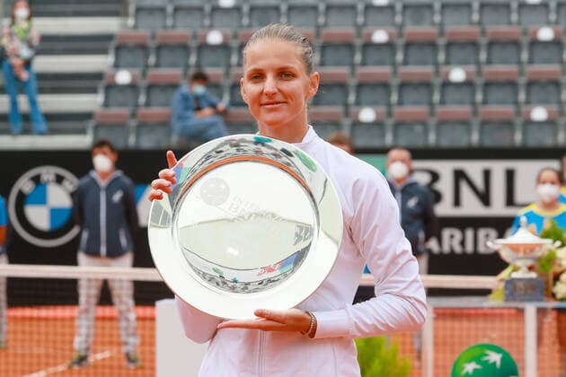 Internazionali BNL D Italia 2021 - Karolina Pliskova ROME, ITALY, MAY 16: Second placed Karolina Pliskova of Czech Republic pose with her trophy after losing the Final match against Iga Swiatek of Poland at the Internazionali BNL D Italia 2021 in Rome, Italy on May 16, 2021. Rome Foro Italico Italy 6670_240441 Copyright: xGiampieroxSposito PentaxPressx