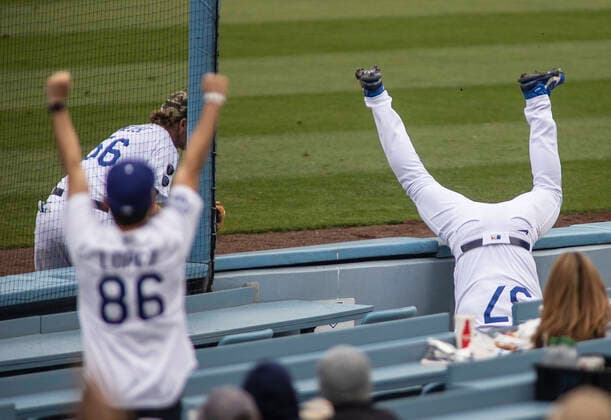 Bilder des Jahres 2021, Sport 05 Mai Sport Themen der Woche KW20 Sport Themen der Woche KW19 Sport Bilder des Tages May 16, 2021, Los Angeles, California, USA: Luke Raley 37 of the Los Angeles Dodgers dives into the stand for a catch resulting in an out during their MLB, Baseball Herren, USA season game with the Miami Marlins on Sunday May 16, 2021 at Dodger Stadium in Los Angeles, California. Dodgers lose to Marlins, 2-3. PI Los Angeles USA - ZUMAp124 20210516_zaa_p124_003 Copyright: xJAVIERxROJASx
