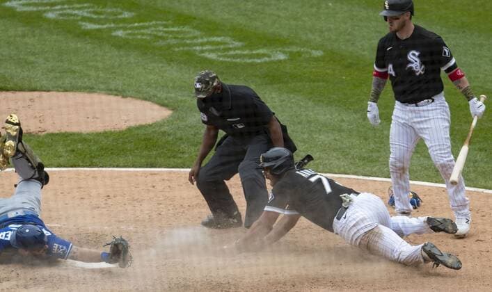 Baseball, MLB, Chicago White Sox - Kansas City Royals May 16, 2021: Chicago White Sox first baseman Joso Abreu scores the game-winning run on a wild pitch in the ninth inning Sunday, May 16, 2021, at Guaranteed Rate Field. The White Sox defeated the Kansas City Royals 4-3. - ZUMAm67_ 0118145814st Copyright: xBrianxCassellax