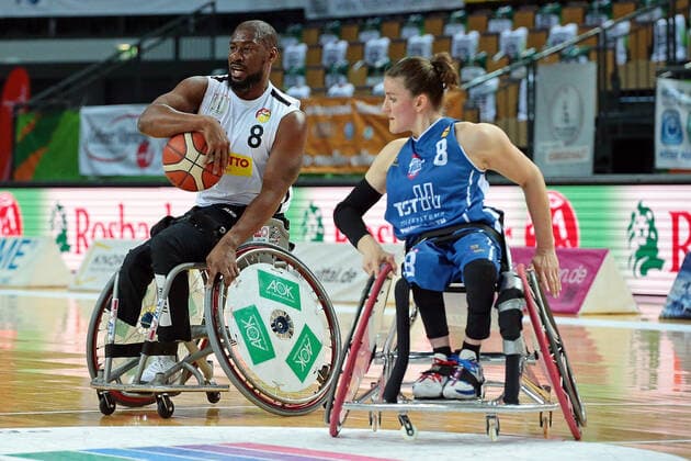 15.05.2021, xovx, Rollstuhlbasketball Bundesliga, Playoffs-Finale Deutsche Meisterschaft - Spiel 2, RSV Lahn-Dill - RSB Thuringia Bulls v.l. Brian Bell (RSV Lahn-Dill), Jitske Visser (RSB Thuringia Bulls) Wetzlar Rittal-Arena Hessen Deutschland (DE)
