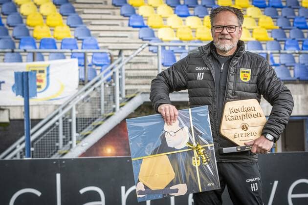 LEEUWARDEN- 17-05-2021. Henk de Jong, trainer of SC Cambuur, receives his prize for best trainer. Hist parents gave him the price. Henk de Jong, trainer van SC Cambuur, ontvangt zijn prijs voor beste trainer. Hij ontving de prijs uit handen van zijn ouders. Henk de Jong best trainer  x11826278x Copyright: