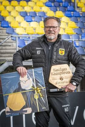LEEUWARDEN- 17-05-2021. Henk de Jong, trainer of SC Cambuur, receives his prize for best trainer. Hist parents gave him the price. Henk de Jong, trainer van SC Cambuur, ontvangt zijn prijs voor beste trainer. Hij ontving de prijs uit handen van zijn ouders. Henk de Jong best trainer  x11826280x Copyright: